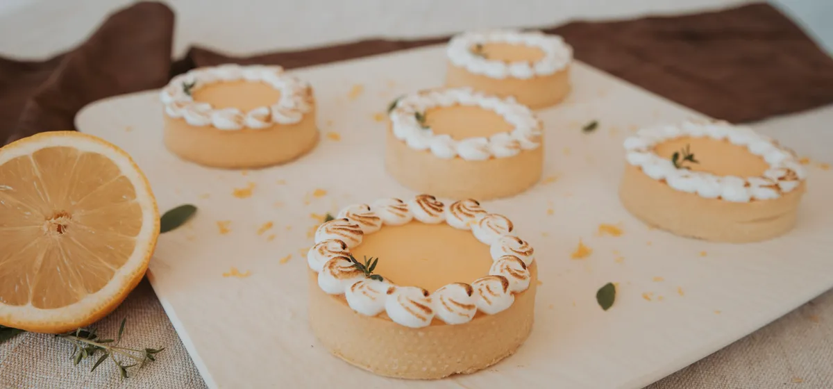 Frische Törtchen und Croissants – handgemacht bei Klein & Fein